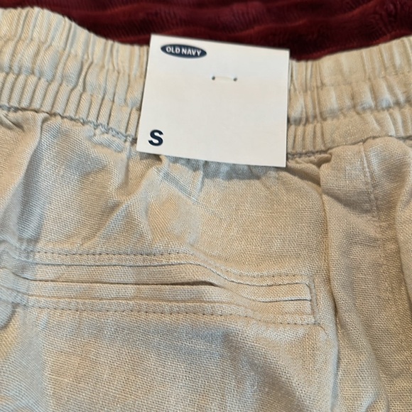 Old Navy drawstring khaki shorts with pockets size Small Brand New with Tag - Picture 3 of 3